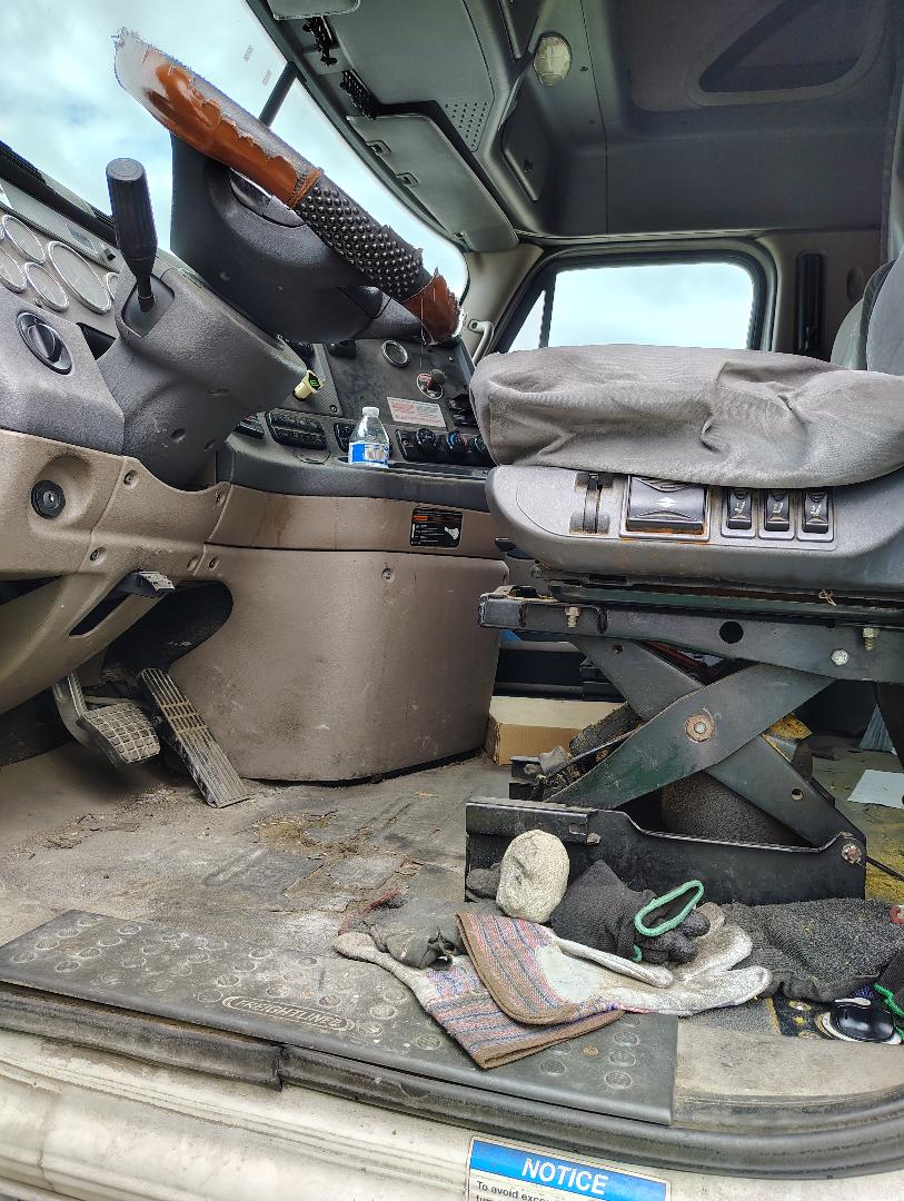 2012 FREIGHTLINER Cascadia - Image 27